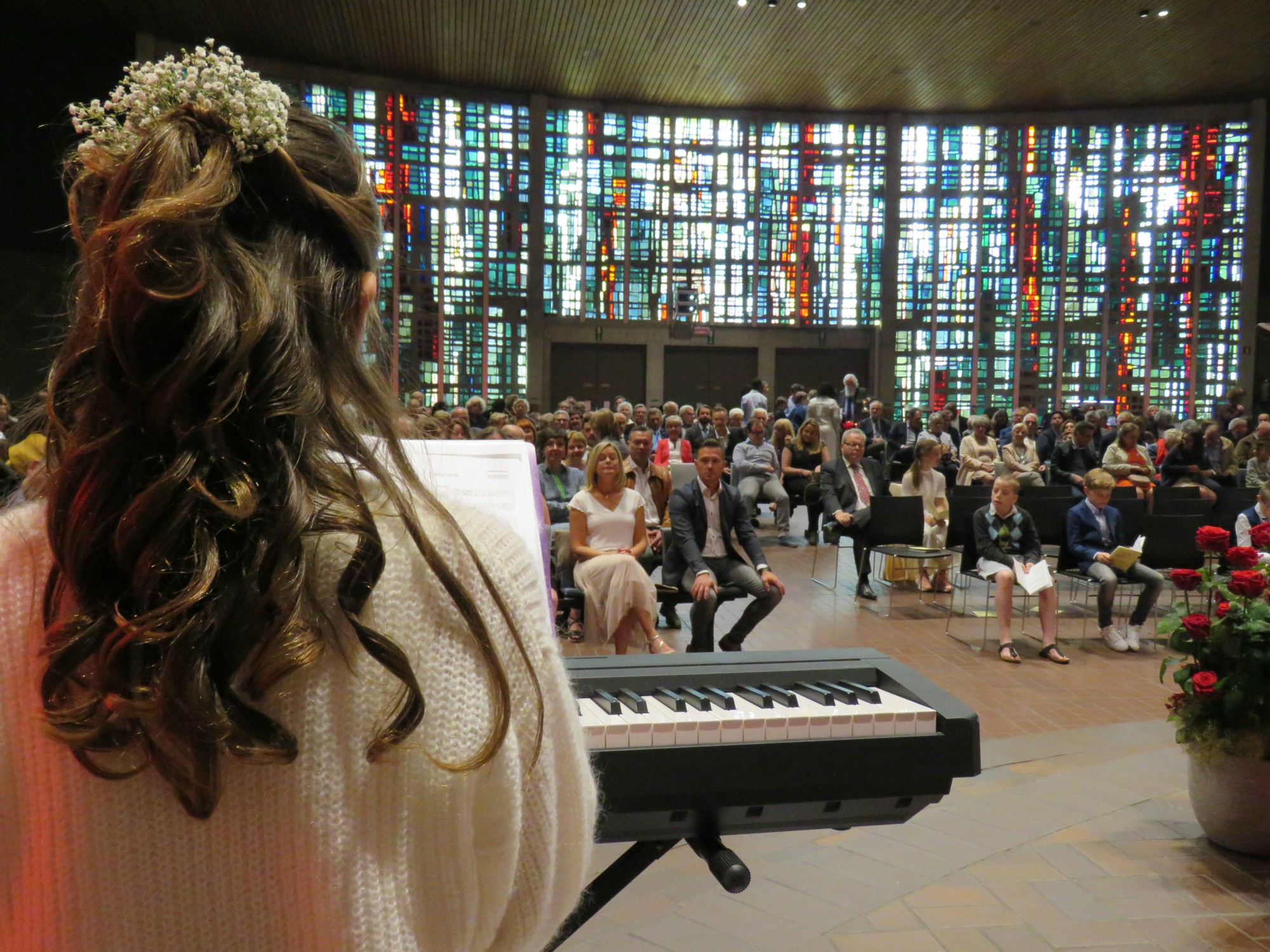 Marie aan de piano tijdens de offerande
